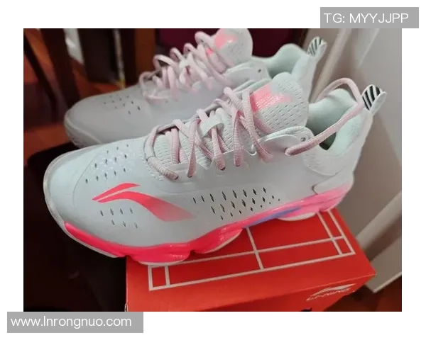 羽毛球装备选购：球鞋推荐